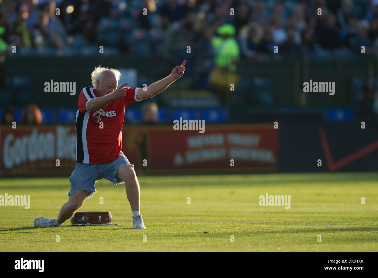 Il 6 agosto 2011 - Santa Clara, California, Stati Uniti - ''Krazy'' George Henderson conduce cheers prima della MLS match tra il San Jose terremoti e i legnami da Portland a Buck Shaw Stadium di Santa Clara, CA. Le squadre si stabilirono per un 1-1 cravatta. (Credito Immagine: © Matt Cohen/Southcreek globale/ZUMAPRESS.com) Foto Stock