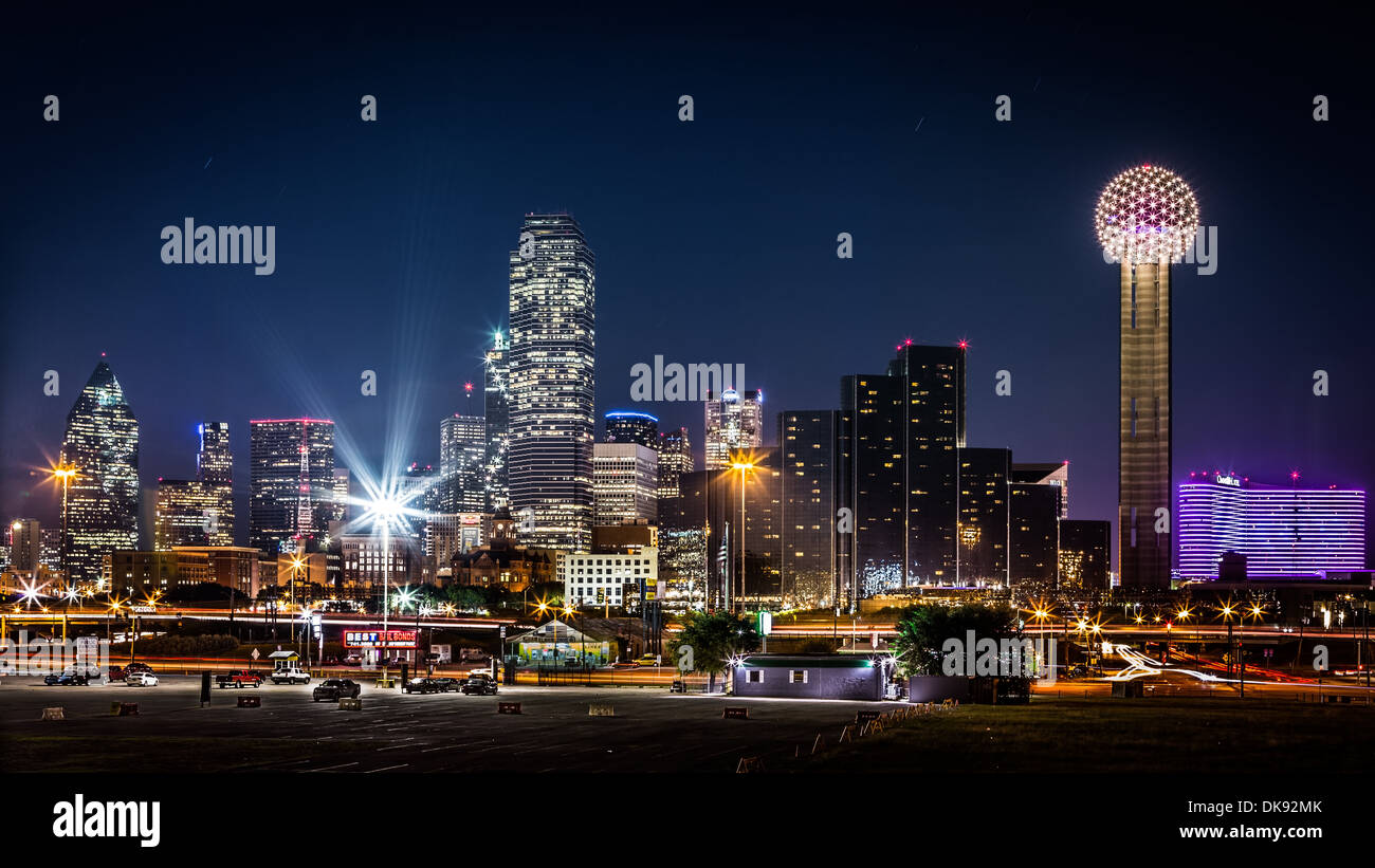 Dallas skyline di notte con la Bank of America e Reunion Tower tra gli altri grattacieli Foto Stock