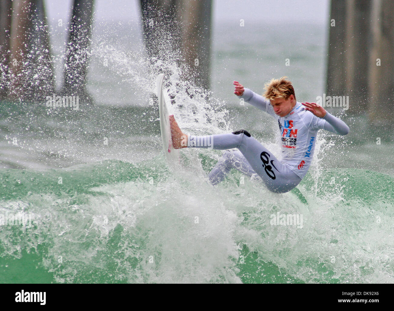 Agosto 07, 2011 - Huntington Beach, California, Stati Uniti - Surfer KOLOHE ANDINO compete in uomini della semifinale della Nike U.S. Aprire di surf campionato domenica, a Huntington Beach. (Credito Immagine: © Ringo Chiu/ZUMAPRESS.com) Foto Stock