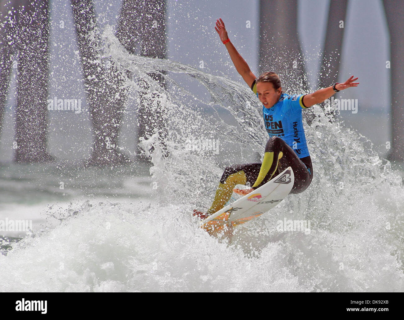 Agosto 07, 2011 - Huntington Beach, California, Stati Uniti - Surfer SALLY FITZGIBBONS, dell'Australia, compete durante la donna finali di Nike US Open Surf concorso campionato domenica a Huntington Beach. Fitzgibbons ha vinto l'evento. (Credito Immagine: © Ringo Chiu/ZUMAPRESS.com) Foto Stock