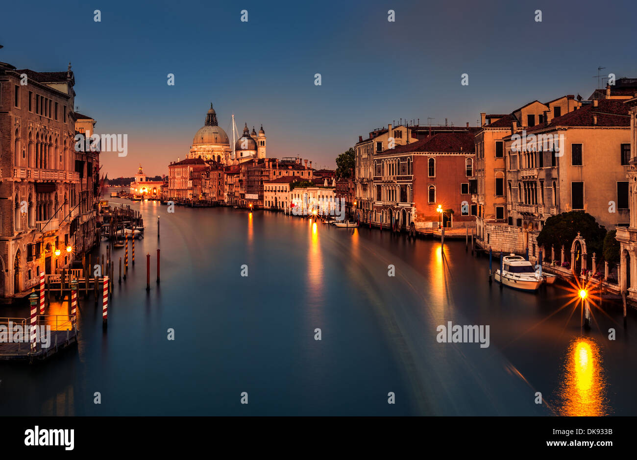 Canal Grande al tramonto a Venezia, Italia vista dal Ponte dell'Accademia Foto Stock