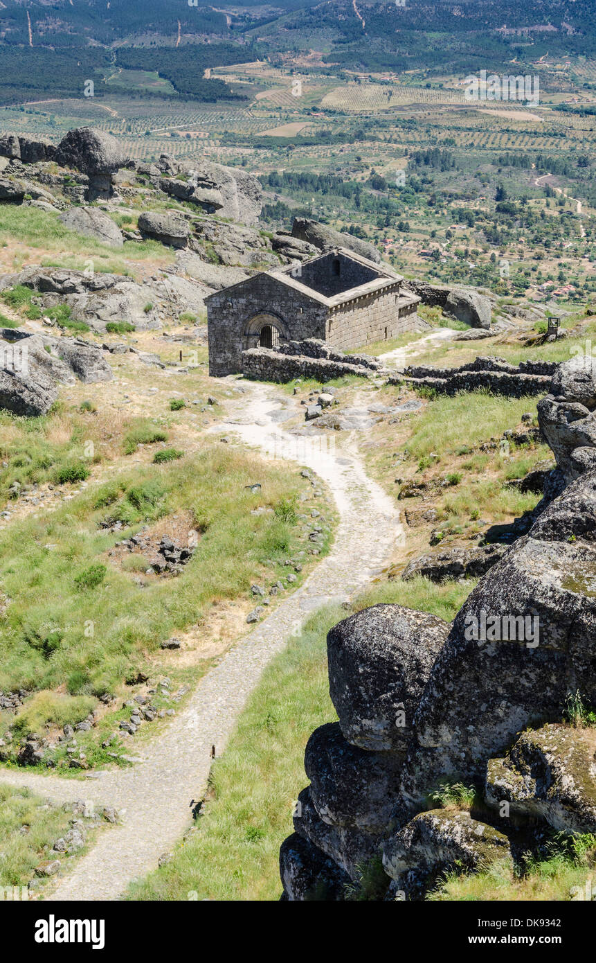 Vista la rovina di San Miguel cappella dalla rocca al di sopra del villaggio di Monsanto, Portogallo Foto Stock