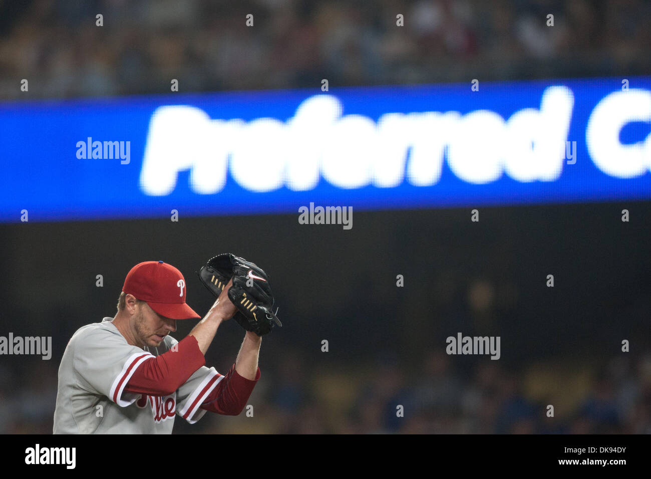 Agosto 8, 2011 - Los Angeles, California, Stati Uniti - Philadelphia Phillies a partire lanciatore Roy Halladay #34 piazzole durante il Major League Baseball gioco tra i Philadelphia Phillies e i Los Angeles Dodgers al Dodger Stadium. (Credito Immagine: © Brandon Parry/Southcreek globale/ZUMAPRESS.com) Foto Stock