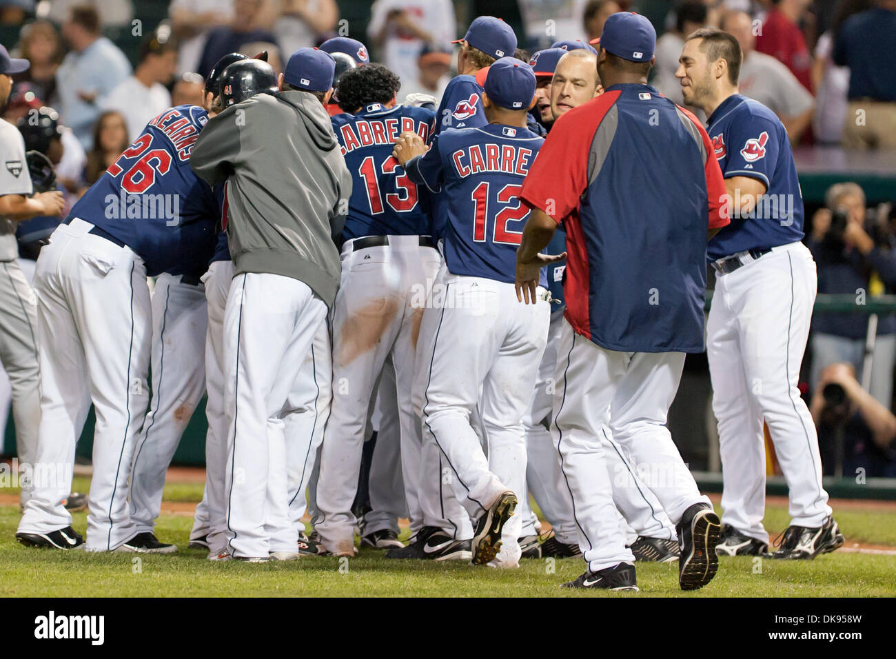 Il 10 agosto 2011 - Cleveland, Ohio, Stati Uniti - Cleveland diritto fielder Kosuke Fukudome (1) viene assaliti da compagni di squadra dopo essere stato colpito da un passo con le basi caricato per guidare in vincente nel quattordicesimo inning contro Detroit. Cleveland Indians sconfitto il Detroit Tigers 3-2 in quattordici inning al campo progressivo in Cleveland, Ohio. (Credito Immagine: © Frank Jansky/Southcreek Gl Foto Stock