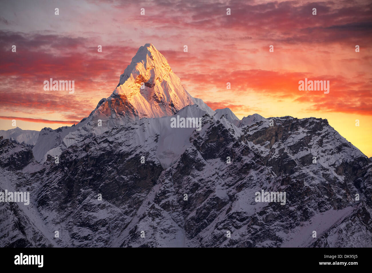 Ama Dablam picco (6856 m) al tramonto. Il Nepal, Himalaya. Foto Stock
