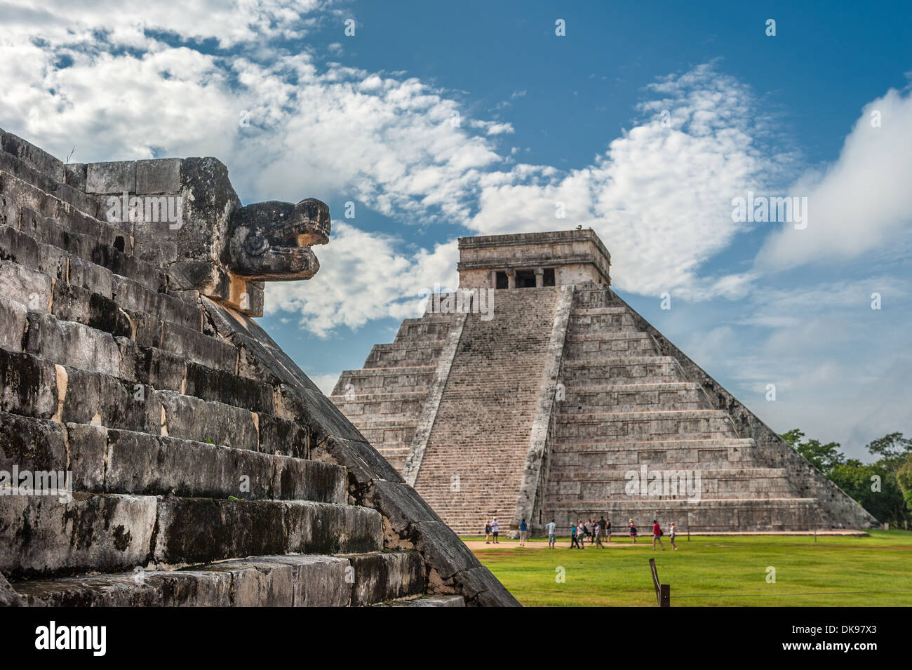 El Castillo o tempio di Kukulkan piramide, Chichen Itza, Yucatan, Messico Foto Stock