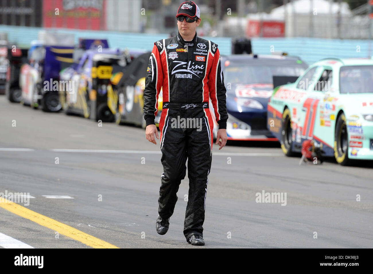 Agosto 13, 2011 - Watkins Glen, New York, Stati Uniti - Kyle Busch, driver del (18) Z-Line progetta la Toyota, passeggiate per la sua vettura per la qualificazione per la mostra Zippo 200 a Watkins Glen International in Watkins Glen, NY. Kurt Busch ha conquistato la pole con una velocità 123.241. (Credito Immagine: © Michael Johnson/Southcreek globale/ZUMAPRESS.com) Foto Stock