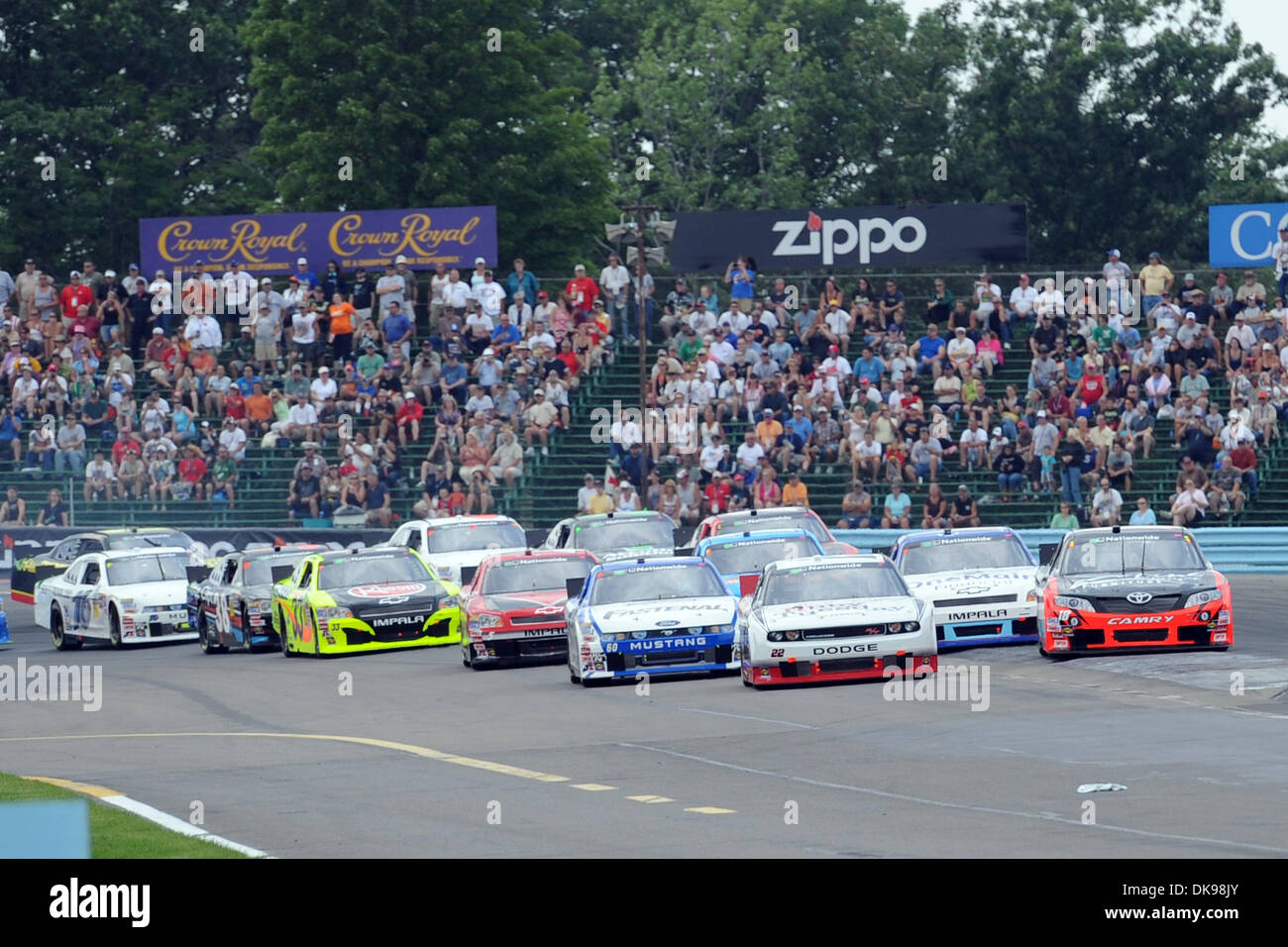 Agosto 13, 2011 - Watkins Glen, New York, Stati Uniti - Kurt Busch, driver del (22) sconto pneumatico/Ruby Tuesday Dodge, Kyle Busch e driver del (18) Z-Line progetta la Toyota, portare il pacco tramite girare uno all'inizio della mostra Zippo 200 a Watkins Glen International in Watkins Glen, NY. Kurt Busch ha vinto la gara dopo la partenza in pole e conduce 37 giri. (Credito Immagine: © Michael Johnso Foto Stock