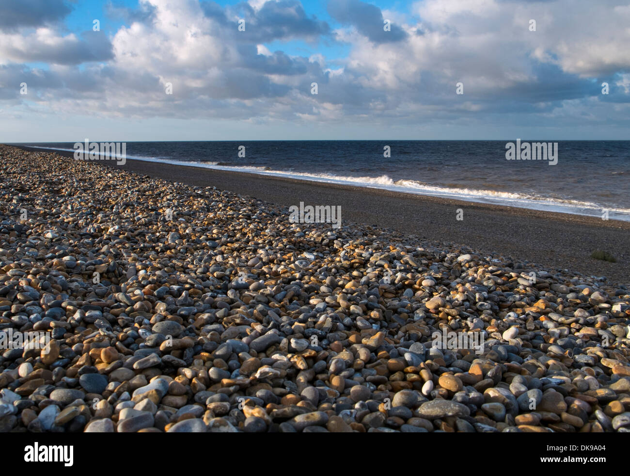 Vista della banca di scandole a Salthouse, Norfolk, Inghilterra, Novembre Foto Stock