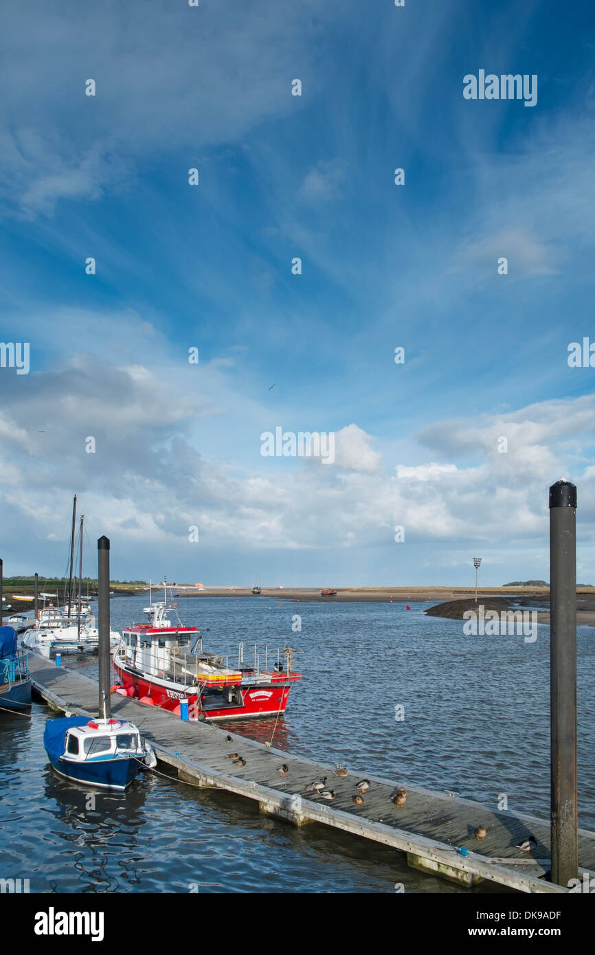 Barche, ormeggiato sul pontone, pozzetti-next-il-mare, Norfolk, Inghilterra, Novembre Foto Stock