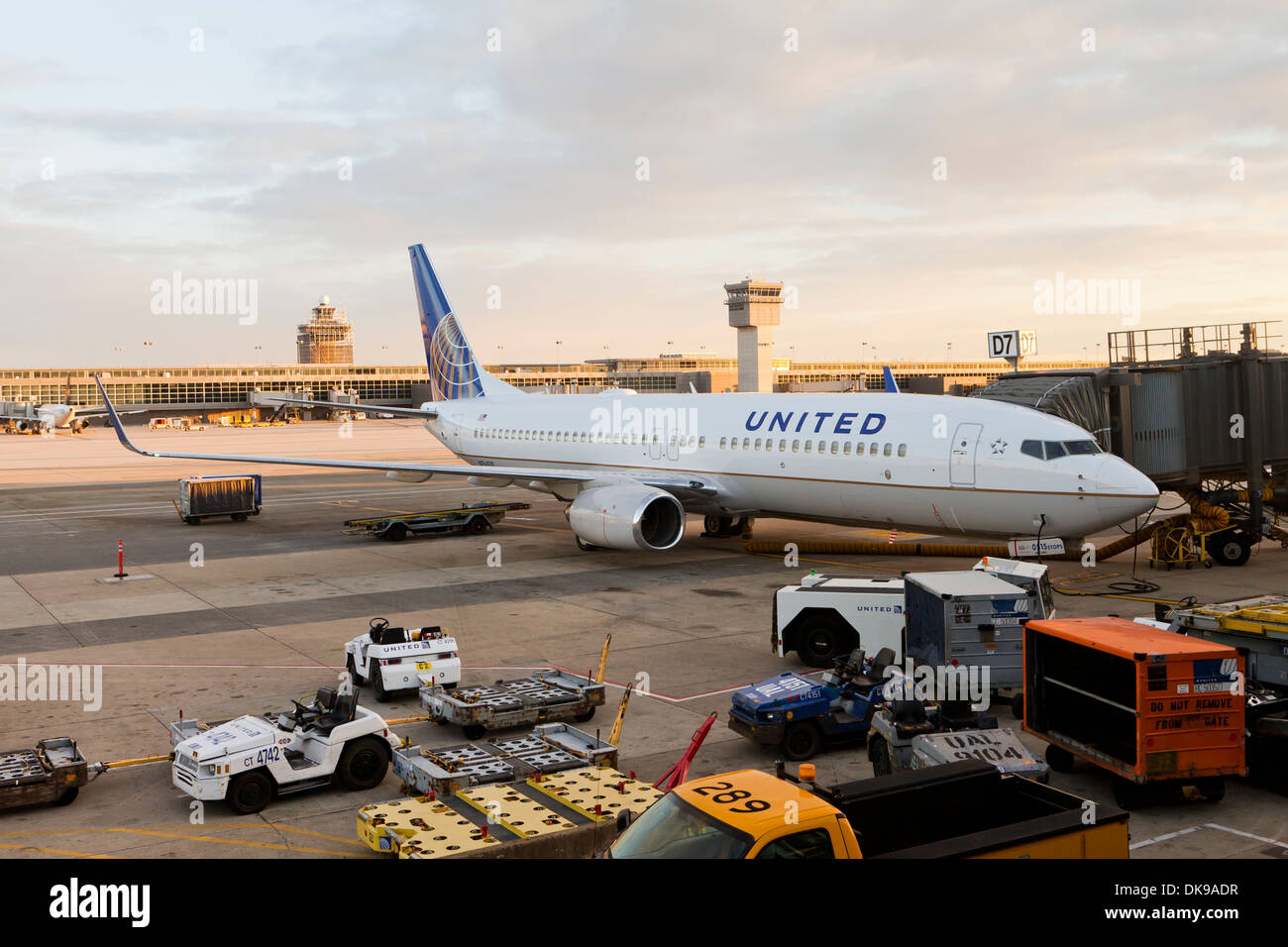 Attraccata United Airlines aereo - Aeroporto Internazionale Dulles, Virgina USA Foto Stock