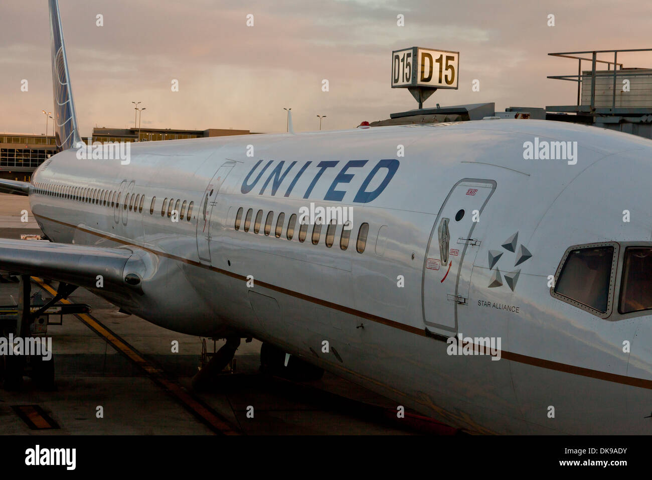 Attraccata United Airlines aereo - Aeroporto Internazionale Dulles, Virgina USA Foto Stock