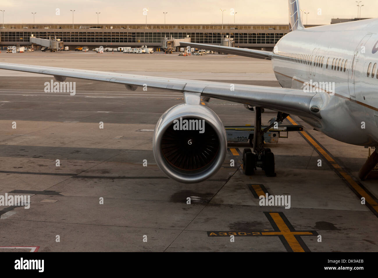 Attraccata United Airlines aereo - Aeroporto Internazionale Dulles, Virgina USA Foto Stock