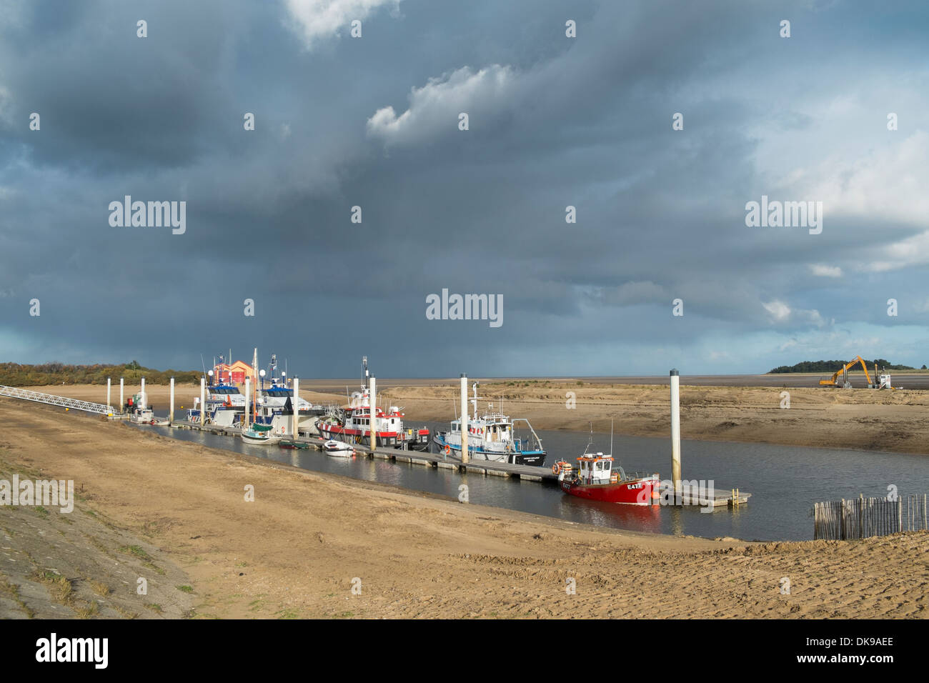 Sheringham shoal supporto per centrali eoliche le navi ormeggiate, Pozzi-next-il-mare, Norfolk, Inghilterra, Novembre Foto Stock