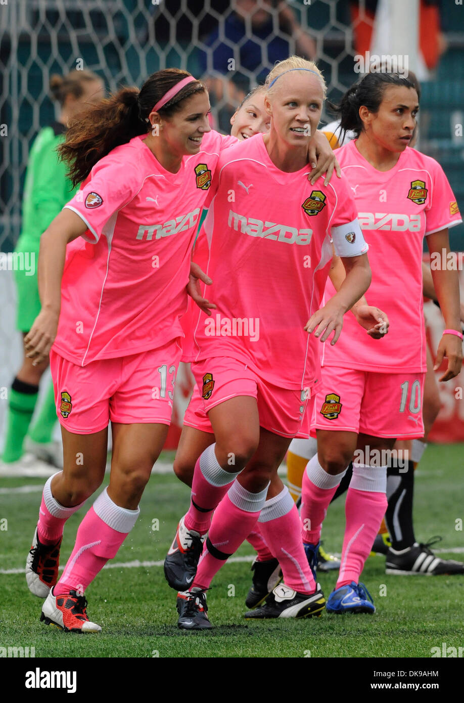 Agosto 14, 2011: Western New York Flash sconfitto il Atlanta Beat 2-0 a Sahlen's Stadium di Rochester, NY in una donna di calcio professionale (WPS) match.Western New York Flash Caroline Seger (9) festeggia con Alex Morgan (13) dopo aver segnato il primo goal della partita.(Immagine di credito: © Alan Schwartz/Cal Sport Media/ZUMAPRESS.com) Foto Stock