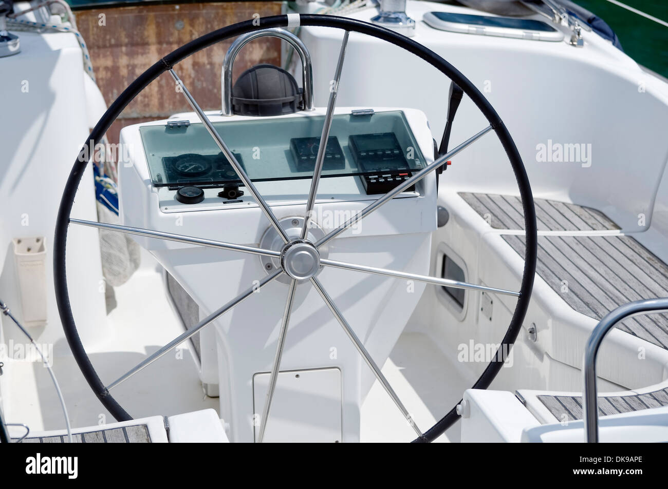 Dettaglio del timone e strumento di navigazione in barca a vela cockpit Foto Stock