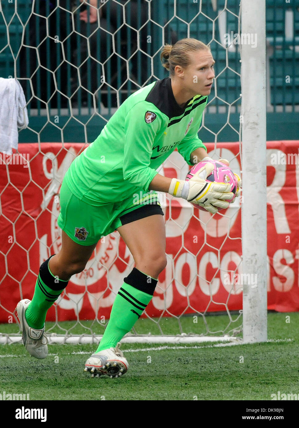 Agosto 14, 2011: Western New York Flash sconfitto il Atlanta Beat 2-0 a Sahlen's Stadium di Rochester, NY in una donna di calcio professionale (WPS) matchup. Atlanta battere il portiere Allison Whitworth (31) rende un salvataggio durante la riproduzione del Western New York Flash.(Immagine di credito: © Alan Schwartz/Cal Sport Media/ZUMAPRESS.com) Foto Stock