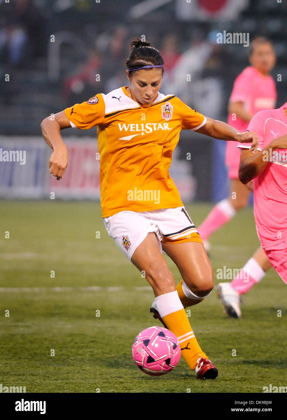 Agosto 14, 2011: Western New York Flash sconfitto il Atlanta Beat 2-0 a Sahlen's Stadium di Rochester, NY in una donna di calcio professionale (WPS) matchup. Atlanta Beat Carlie del Lloyd (10) in azione durante la riproduzione del Western New York Flash.(Immagine di credito: © Alan Schwartz/Cal Sport Media/ZUMAPRESS.com) Foto Stock