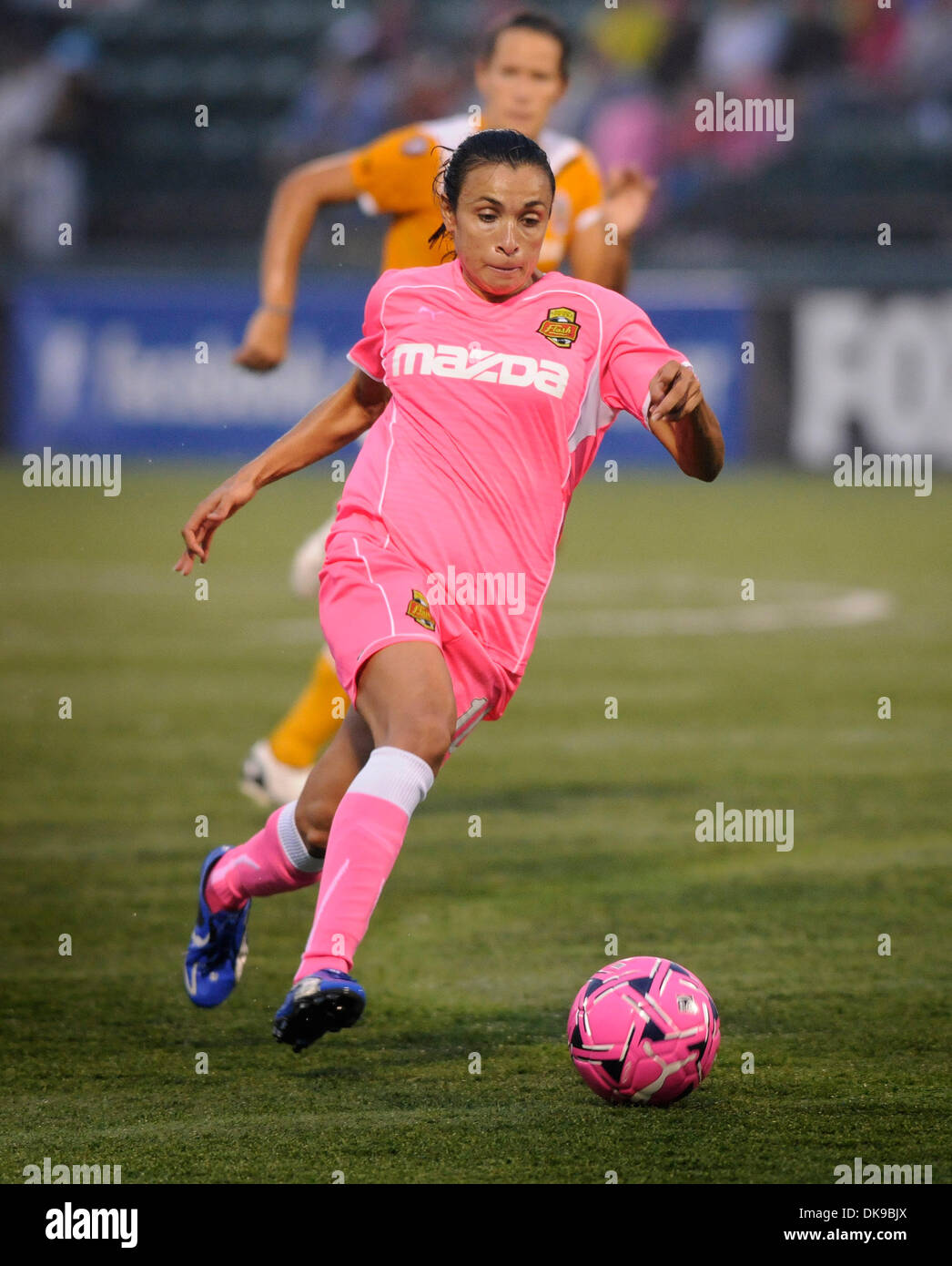 Agosto 14, 2011: Western New York Flash sconfitto il Atlanta Beat 2-0 a Sahlen's Stadium di Rochester, NY in una donna di calcio professionale (WPS) matchup. Western New York Flash avanti Marta (10) aziona verso l'obiettivo durante la riproduzione il battito di Atlanta.(Immagine di credito: © Alan Schwartz/Cal Sport Media/ZUMAPRESS.com) Foto Stock