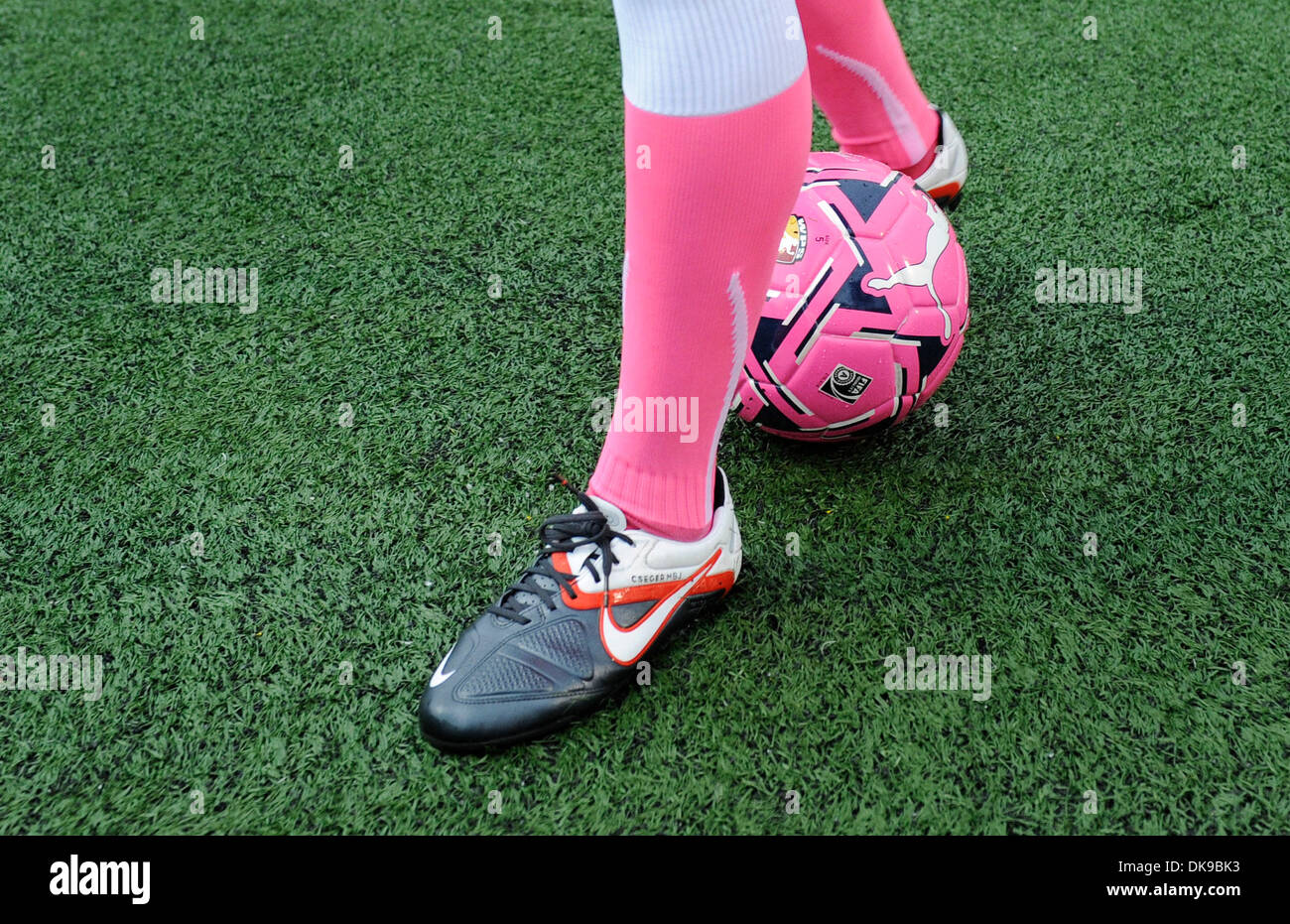 Agosto 14, 2011: Western New York Flash sconfitto il Atlanta Beat 2-0 a Sahlen's Stadium di Rochester, NY in una donna di calcio professionale (WPS) matchup. PUMA ROSA progetto generato donazioni per il Susan G. Komen per la cura Foundation di New York occidentale.(Immagine di credito: © Alan Schwartz/Cal Sport Media/ZUMAPRESS.com) Foto Stock