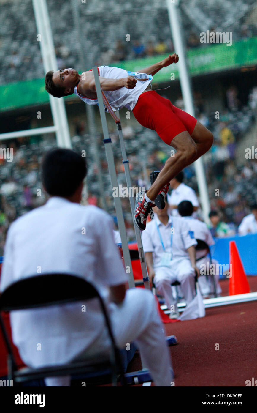 Agosto 17, 2011 - Shenzhen, Cina - CHRISTOPHER CROSSLEY del Canada tenta un salto in alto come parte degli uomini decathlon presso la XXVI Universiade estiva (Università del mondo giochi). (Credito Immagine: © Jeremy Breningstall/ZUMAPRESS.com) Foto Stock