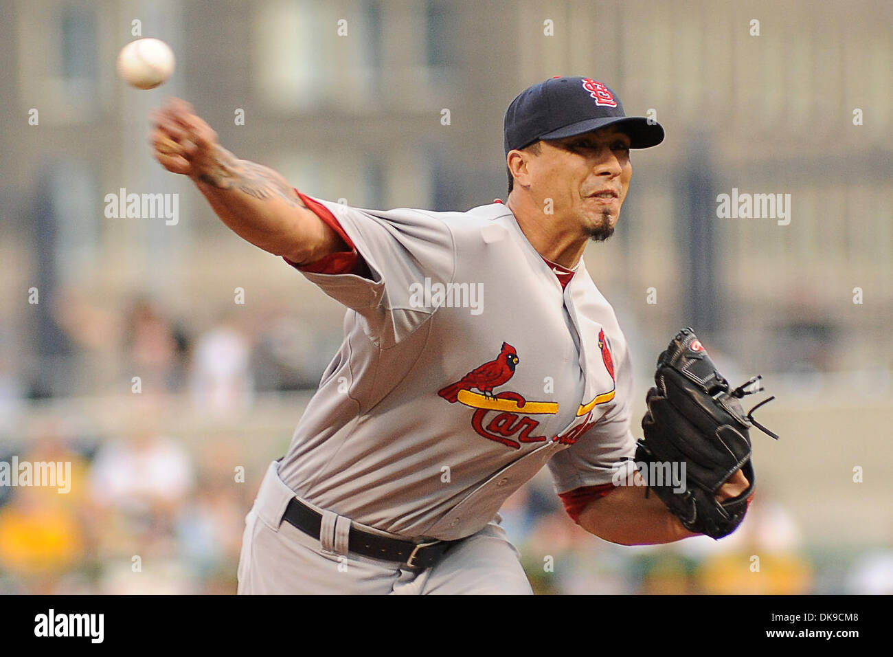 Agosto 17, 2011 - Pittsburgh, PENNSYLVANNIA, U.S - St. Louis Cardinals a partire lanciatore Kyle Lohse (26) sulla montagnola nel primo inning come i pirati di Pittsburgh prendere su St. Louis Cardinals al PNC Park di Pittsburgh, PA...Cardinali portano i pirati 3-0 sul fondo del secondo inning. (Credito Immagine: Â© Dean Beattie/Southcreek globale/ZUMAPRESS.com) Foto Stock