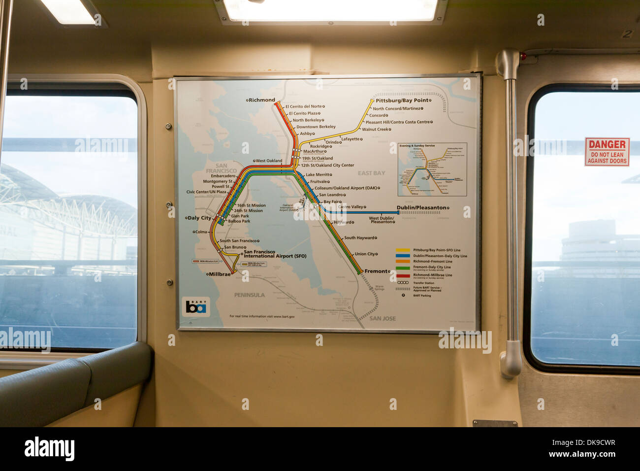 BART (transito veloce di zona della baia) treno mappa percorso pubblicato in auto Foto Stock