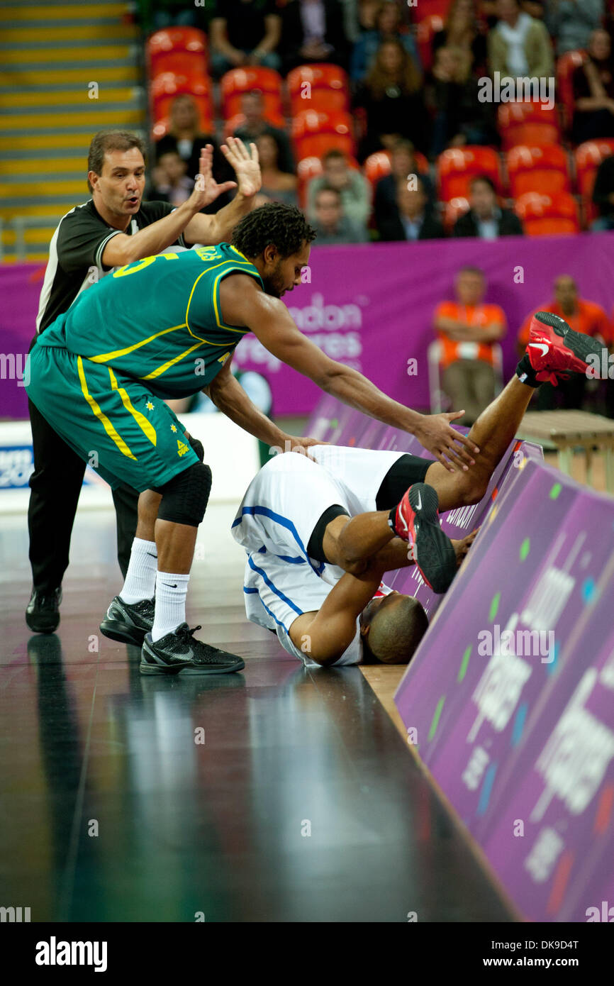 Agosto 17, 2011 - Londra, Regno Unito - N.9 Tony Parker dalla Francia e n.5 Patty Mills caduta a terra durante il match Francia vs Australia il secondo giorno di Londra prepara la serie - Basket torneo invitational, preparazione evento per le Olimpiadi di Londra 2012. La Francia ha vinto contro Australia 71 a 67 (Credito Immagine: © Marcello Farina/Southcreek globale/ZUMAPRESS.com) Foto Stock