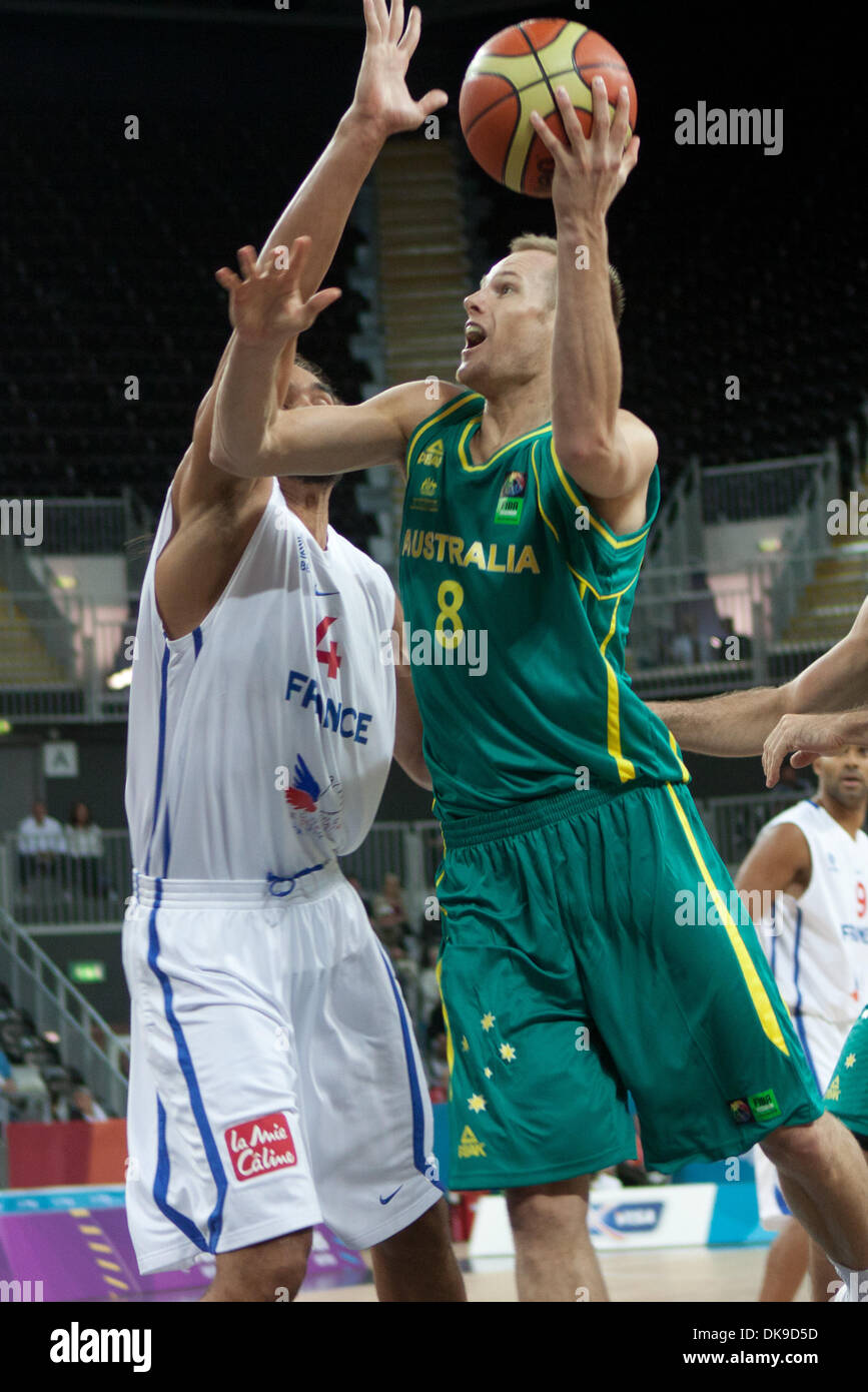 Agosto 17, 2011 - Londra, Regno Unito - N.8 Brad appena gioca la palla come N.4 Joakim Noah durante il match Francia vs Australia il secondo giorno di Londra prepara la serie - Basket torneo invitational, preparazione evento per le Olimpiadi di Londra 2012. La Francia ha vinto contro Australia 71 a 67 (Credito Immagine: © Marcello Farina/Southcreek globale/ZUMAPRESS.com) Foto Stock