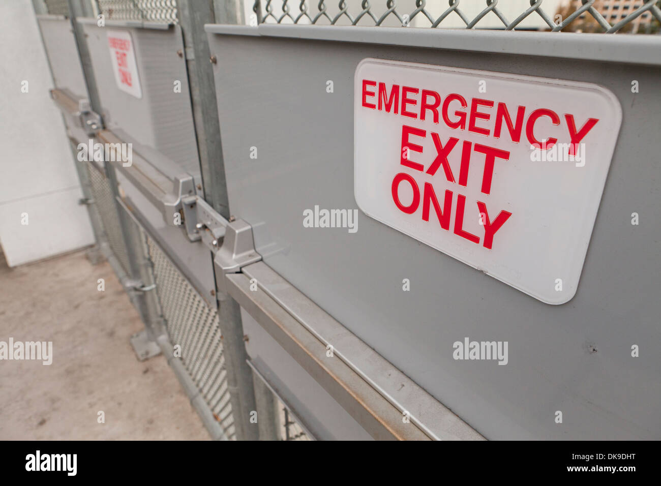 Esterno uscita di emergenza segno Foto Stock