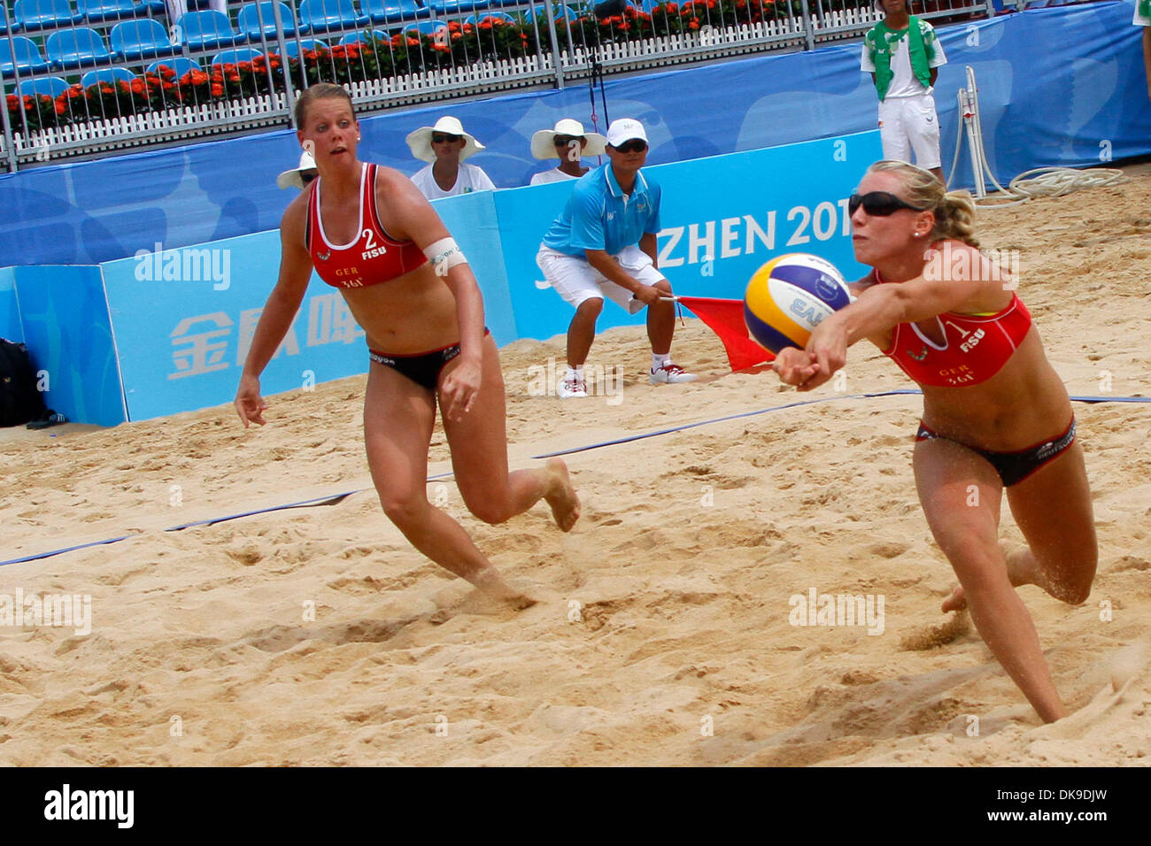 Agosto 19, 2011 - Shenzhen, Cina - KARLA BORGER di Germania corre per una sfera come partner Britta Kristin Buethe attende durante una semifinale partita contro il Brasile alla XXVI Universiade estiva di Shenzhen. La Germania ha vinto la partita in tre set ed è andato a sbattere negli Stati Uniti ad una squadra in finale. (Credito Immagine: © Jeremy Breningstall/ZUMAPRESS.com) Foto Stock