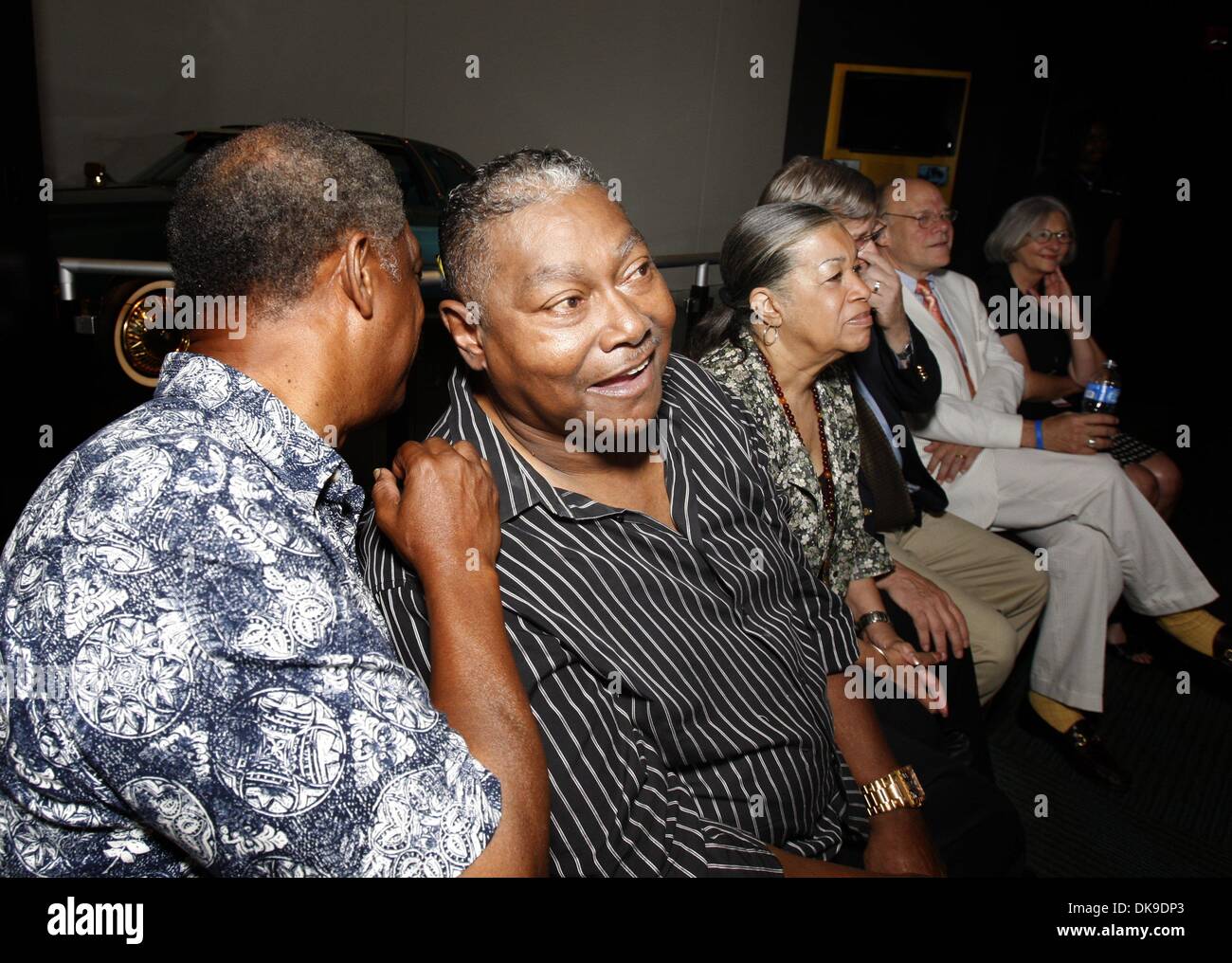 Agosto 19, 2011 - Memphis, TN, Stati Uniti - Agosto 19, 2011 - Skip Pitts (centro) durante l inaugurazione di un Academy Award statua al Museo Stax venerdì. È il premio che Isaac Hayes ha vinto per la Migliore canzone originale per il film albero. Pitts caratteristico ''wah-wah'' stile può essere ascoltato su Isaac Hayes" titolo via dal 1971 film albero. (Credito Immagine: © Karen Pulfer Focht/Commercial Foto Stock