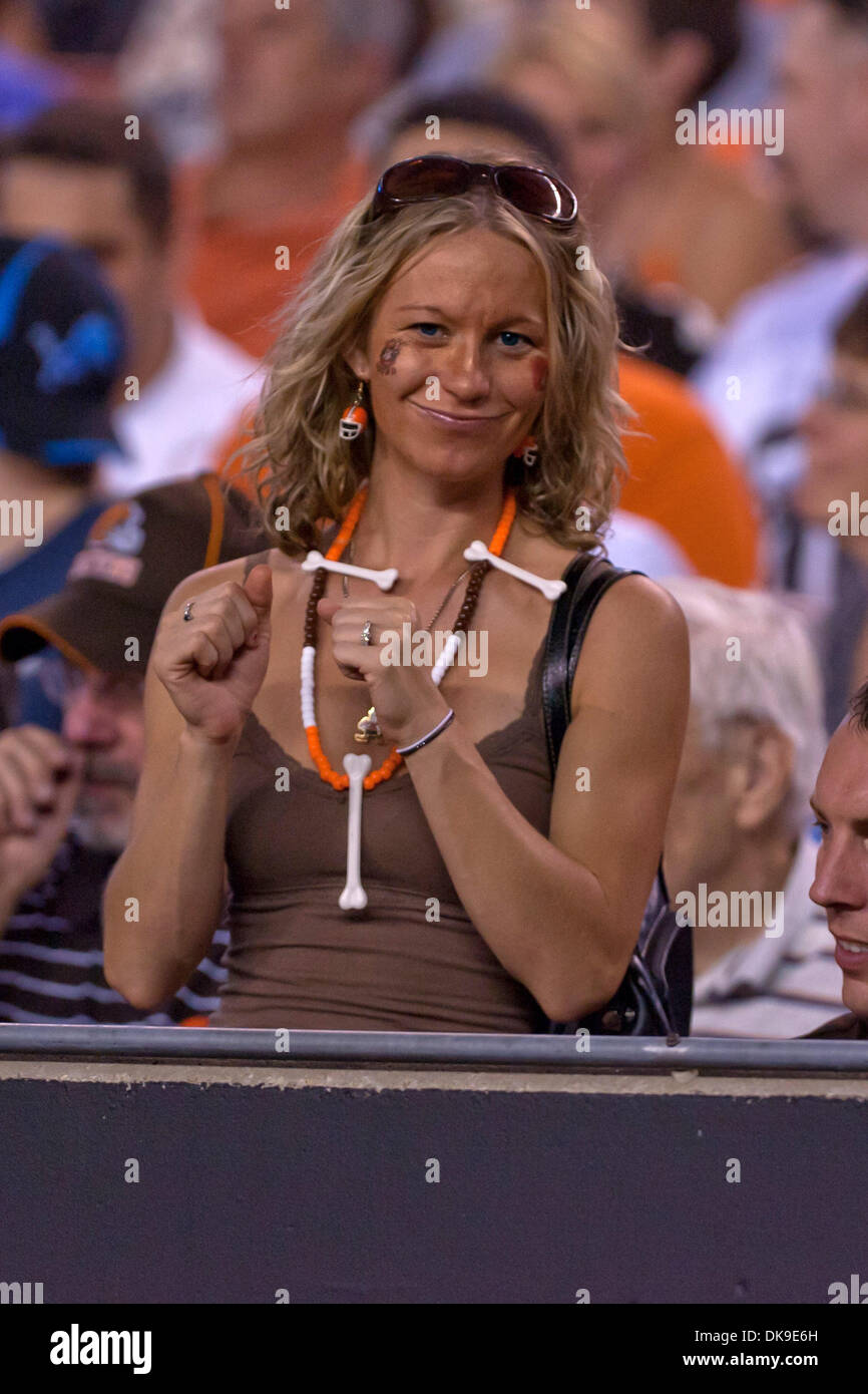 Agosto 19, 2011 - Cleveland, Ohio, Stati Uniti - Un Cleveland Browns ventola in stand durante la preseason game contro la Detroit Lions ha giocato al Cleveland Browns Stadium di Cleveland, Ohio. Il Detroit Lions sconfitto i Cleveland Browns cavi 30-28. (Credito Immagine: © Frank Jansky/Southcreek globale/ZUMAPRESS.com) Foto Stock