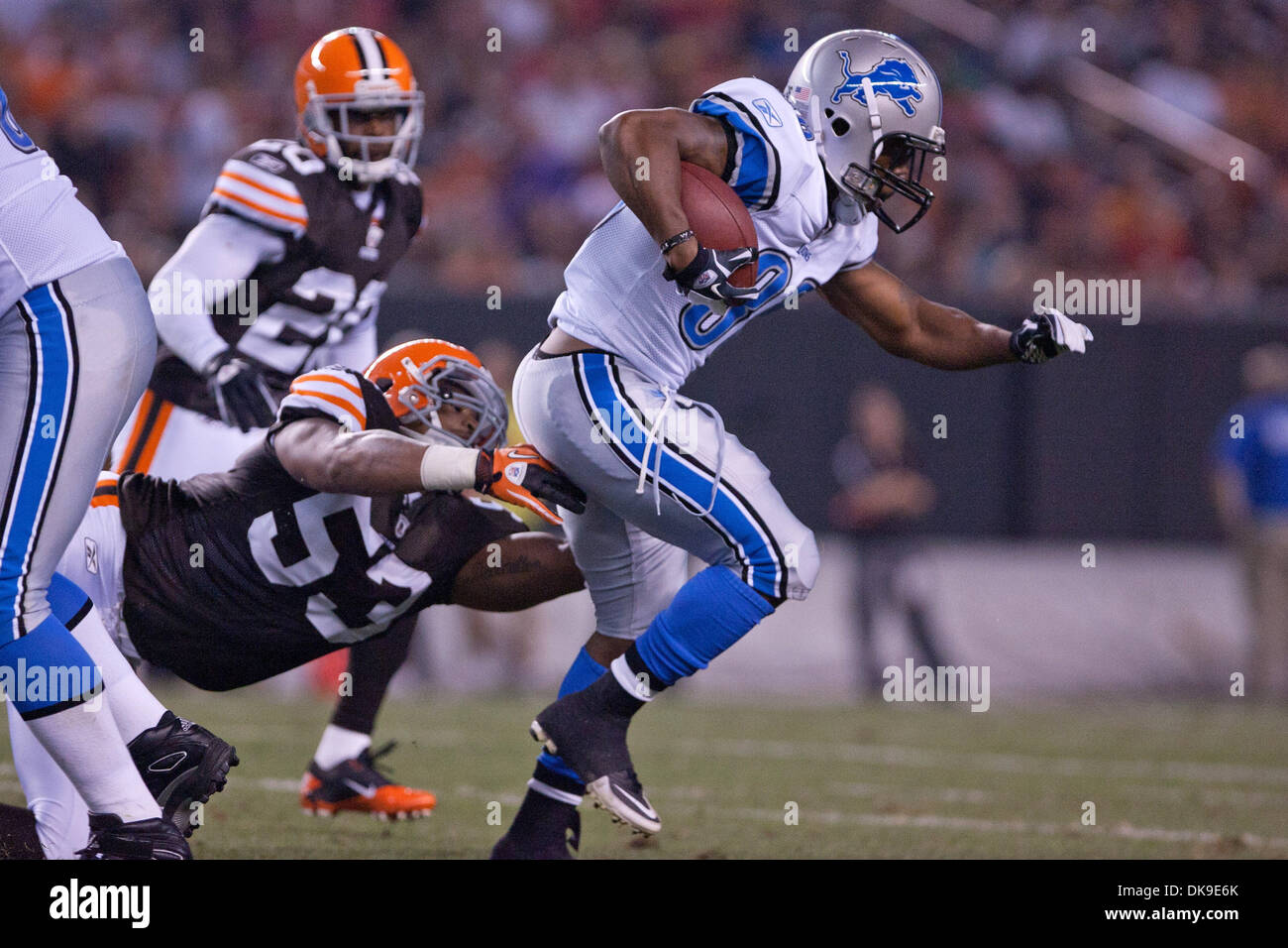 Agosto 19, 2011 - Cleveland, Ohio, Stati Uniti - Detroit running back Jerome Harrison (36) corre al di fuori del tentativo di affrontare il problema del Cleveland Browns linebacker Brian Smith (53) durante la preseason game giocato al Cleveland Browns Stadium di Cleveland, Ohio. (Credito Immagine: © Frank Jansky/Southcreek globale/ZUMAPRESS.com) Foto Stock