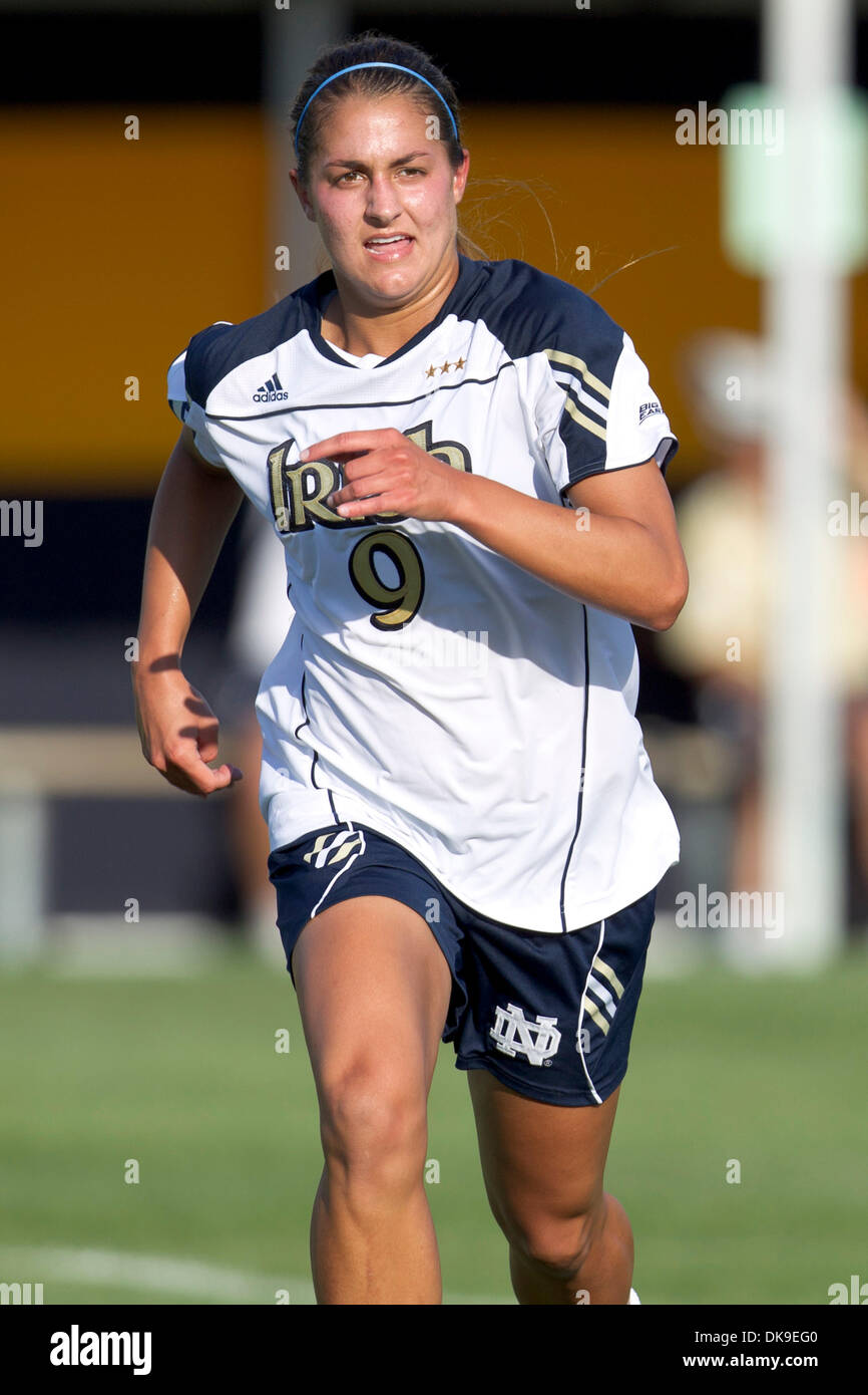 Agosto 19, 2011 - South Bend, Indiana, Stati Uniti - Notre Dame avanti Lauren Bohaboy (#9) in azione durante il NCAA donna partita di calcio tra Wisconsin e Notre Dame. Il Notre Dame Fighting Irish sconfitto il Wisconsin Badgers 2-0 nella partita al campo degli Alumni nel South Bend, Indiana. (Credito Immagine: © Giovanni Mersits/Southcreek globale/ZUMAPRESS.com) Foto Stock