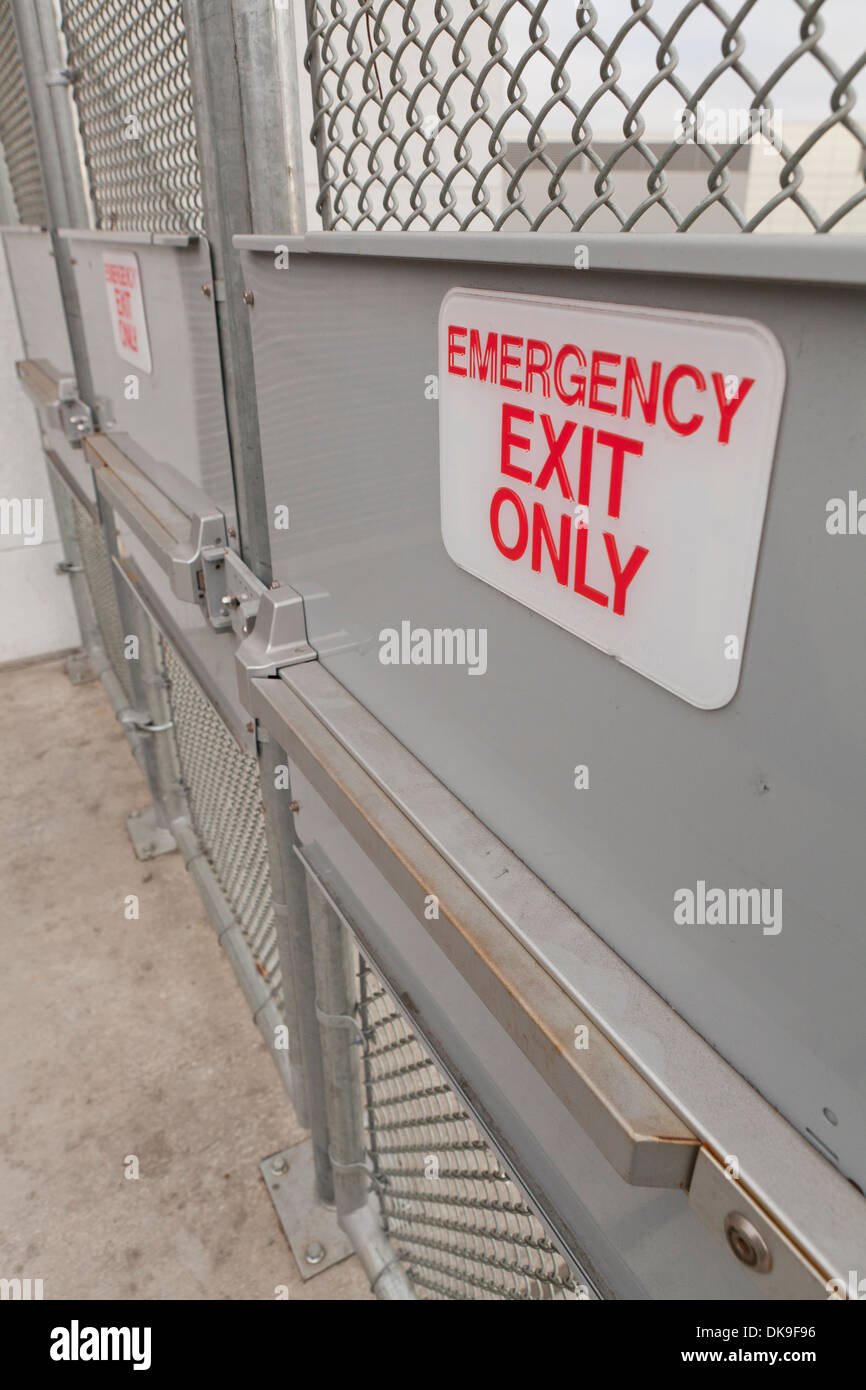 Esterno uscita di emergenza segno Foto Stock