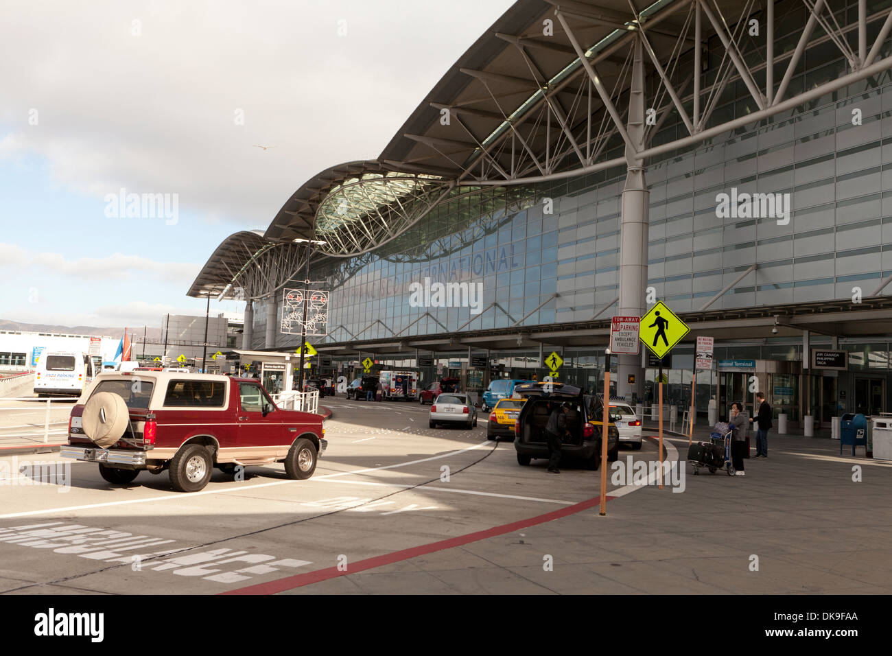 Aeroporto Internazionale di San Francisco (SFO) partenza il passeggero drop off - San Francisco, California USA Foto Stock