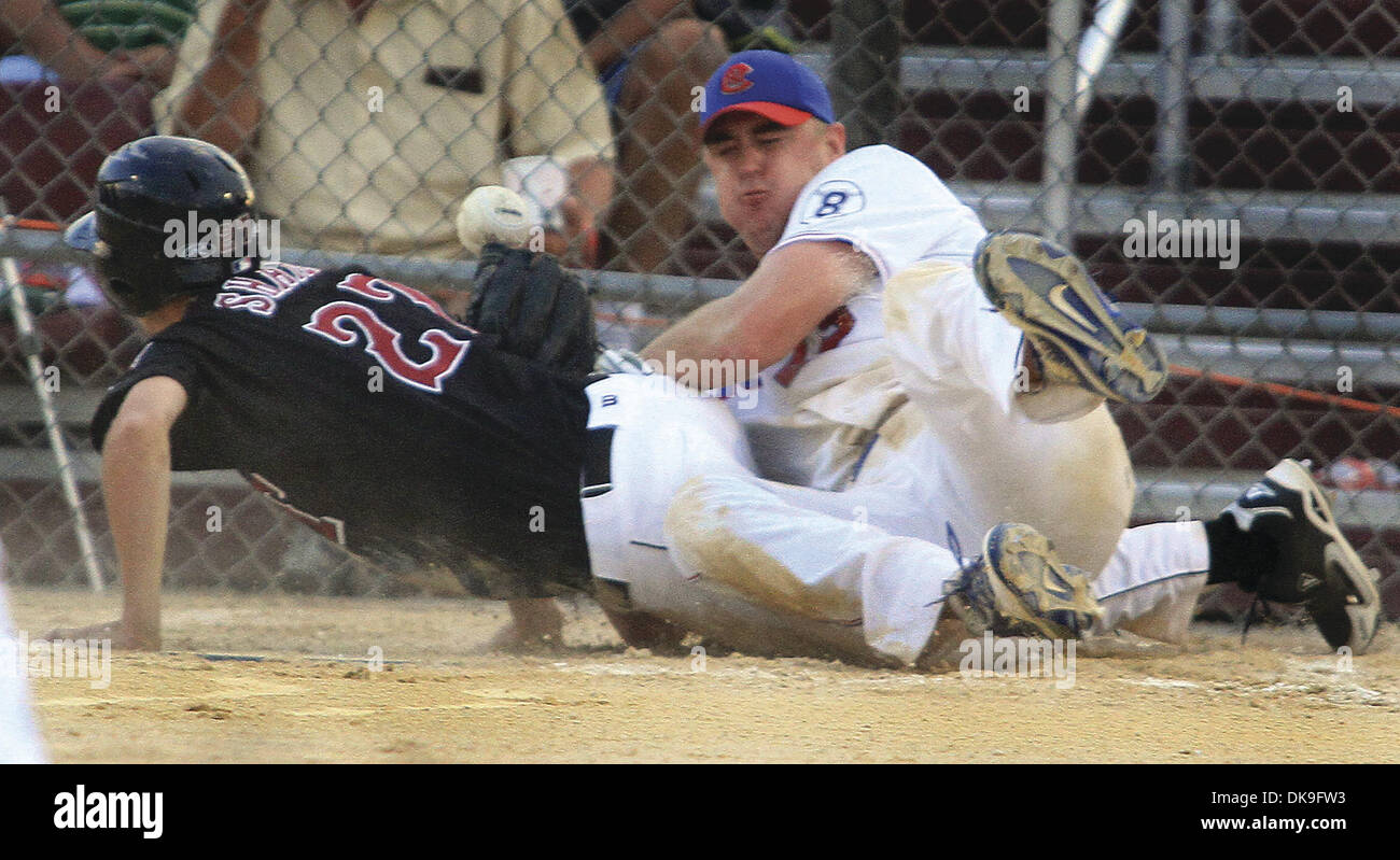 Agosto 20, 2011 - Moline, Iowa, U.S. - Jarvis Travellers' Nick Shailes collide con Chicago/NY brocca Andrew Kirkpatrick in corrispondenza della piastra durante il sabato il gioco del titolo. Kirkpatrick caduta la sfera, consentendo Shailes al cliente. (Credito Immagine: © Giovanni Schultz/Quad-City volte/ZUMAPRESS.com) Foto Stock