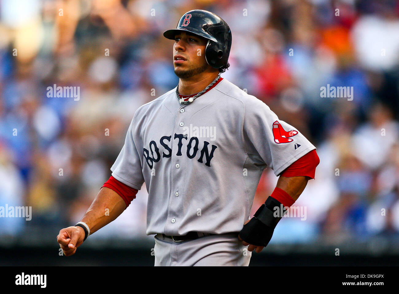 Agosto 20, 2011 - Kansas City, Missouri, Stati Uniti - Boston Red Sox terzo baseman Mike Aviles (3) durante una partita tra Boston Red Sox e il Kansas City Royals presso Kauffman Stadium di Kansas City, Missouri. Il Royals ha sconfitto il Red Sox 9-4. (Credito Immagine: © Scott Kane/Southcreek globale/ZUMAPRESS.com) Foto Stock