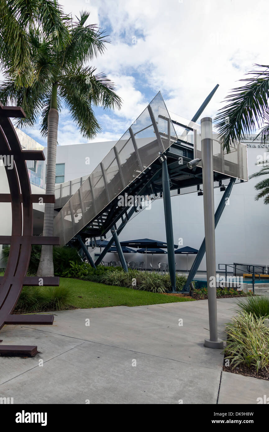 Moderno acciaio monumentale scalone di ingresso principale al Fort Lauderdale Museum of Art nel centro di Fort Lauderdale, Florida, Stati Uniti d'America. Foto Stock