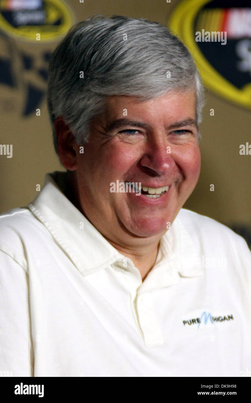 Agosto 21, 2011 - Brooklyn, Michigan, Stati Uniti - Michigan Govenor Rick Snyder Sorrisi durante una conferenza stampa sulla gara sponsor Michigan puro a Michigan International Speedway. (Credito Immagine: © Alan Ashley/Southcreek globale/ZUMAPRESS.com) Foto Stock