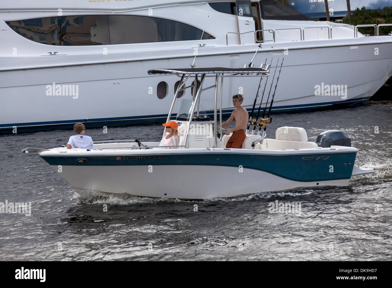 Trio la crociera lungo il fiume di nuovo nel centro di Fort Lauderdale, Florida in un SeaFox 209CC Commander consolle centrale barca da pesca. Stati Uniti d'America Foto Stock