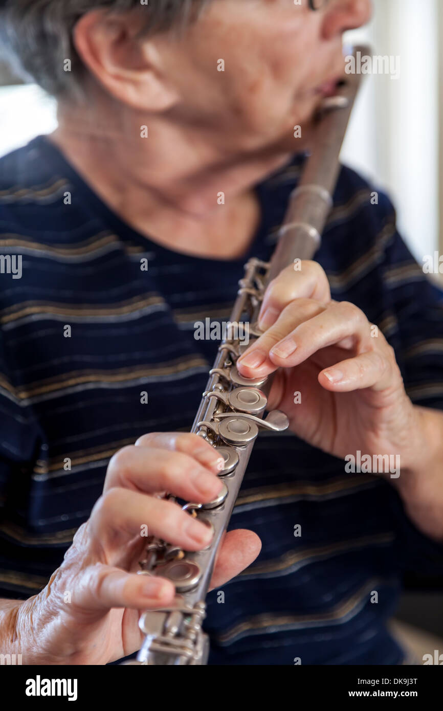 Primo piano delle mani di una matura donna più anziana, parte dei nativi americani, suonare il flauto, STATI UNITI D'AMERICA. Foto Stock