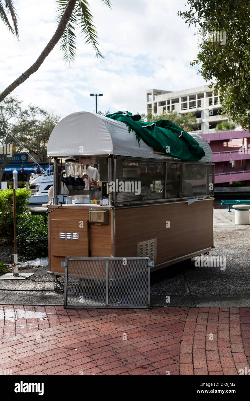 L'uomo l'impostazione di un mobile i fornitori di prodotti alimentari carrello nel parco pubblico prima del concerto nel centro di Fort Lauderdale, Florida, Stati Uniti d'America. Foto Stock