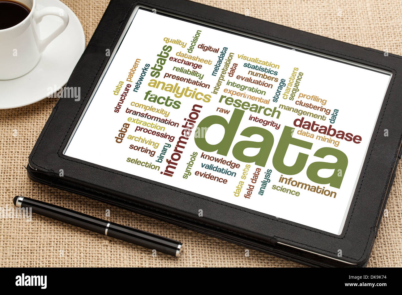 Dati e informazioni cloud di dati su una tavoletta digitale con una tazza di caffè Foto Stock