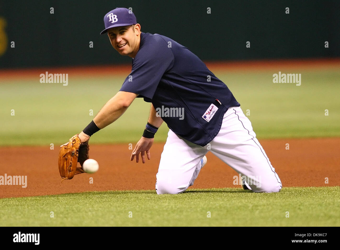 24 agosto 2011 - San Pietroburgo, Florida, Stati Uniti - Tampa Bay Rays terzo baseman Evan Longoria (3) si riscalda prima di una partita di baseball tra il Tampa Bay Rays e Detroit Tigers a Tropicana campo. (Credito Immagine: © Luca Johnson/Southcreek globale/ZUMApress.com) Foto Stock