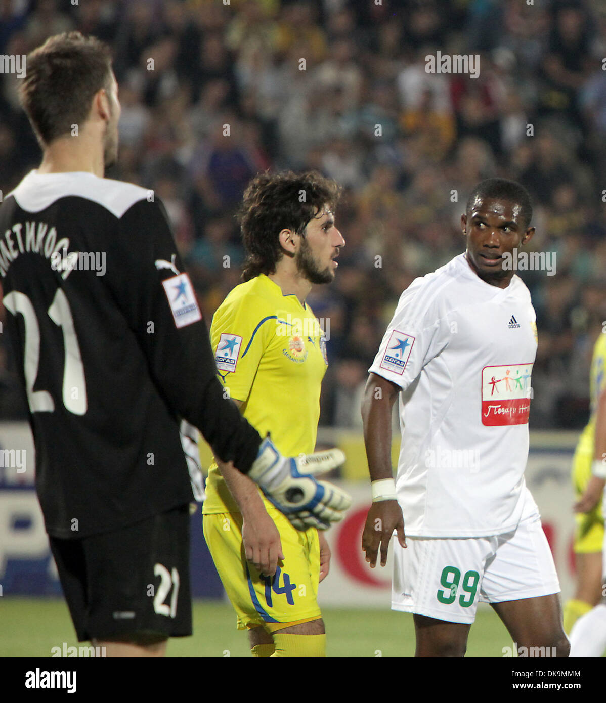 Agosto 27, 2011 - Rostov-on-Don, in Russia - La più alta del mondo pagato calciatore, ex Inter Milan star riscontro, Samuel ETO'O, diritto, ha segnato il primo goal nel suo esordio per Anzhi Makhachkala club russo di Premier League contro Rostov FC. Nel mese di agosto 2011 il Camerun star Eto'o ha firmato un contratto di tre anni con Anzhi Makhachkala FC. (Credito Immagine: © PhotoXpress/ZUMAPRESS.com) Foto Stock