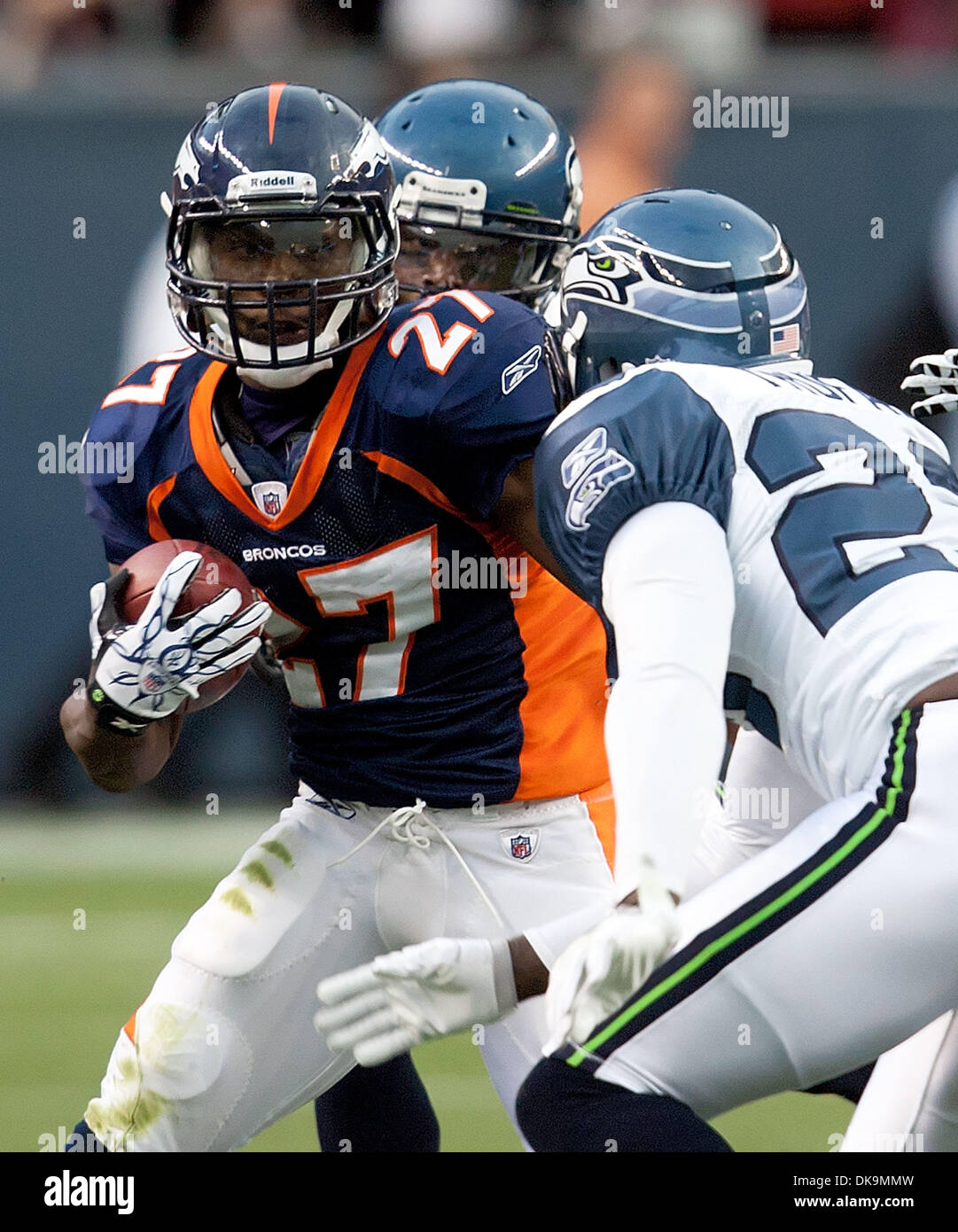 Agosto 27, 2011 - Denver, Colorado, U.S.A. - Broncos RB KNOWSHON MORENO (27) si prepara a fare una mossa contro FS EARL THOMAS (29) durante il Denver Broncos Pre-Season partita contro i Seattle Seahawks presso autorità sportive Field at Mile High a Denver in Colorado. I Broncos vincere il gioco 23-20 oltre il Seahawks. (Credito Immagine: © Hector Acevedo/ZUMAPRESS.com) Foto Stock