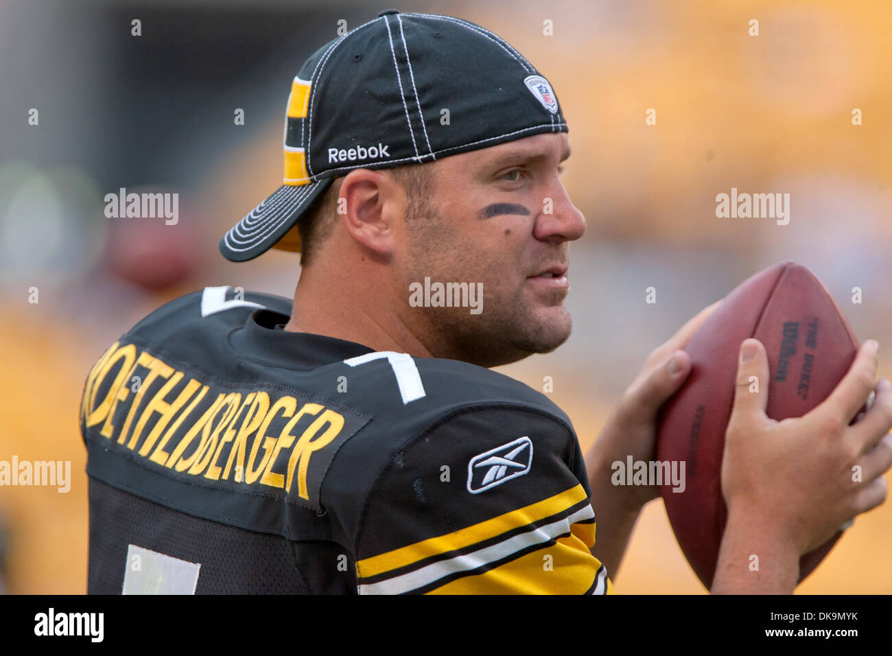 Agosto 27, 2011 - Pittsburgh, Pennsylvania, Stati Uniti - Pittsburgh Steelers a partire quarterback Ben Roethlisberger (7) si riscalda prima di preseason game contro i falchi di Atlanta ha giocato a Heinz Field di Pittsburgh, in Pennsylvania. (Credito Immagine: © Frank Jansky/Southcreek globale/ZUMAPRESS.com) Foto Stock