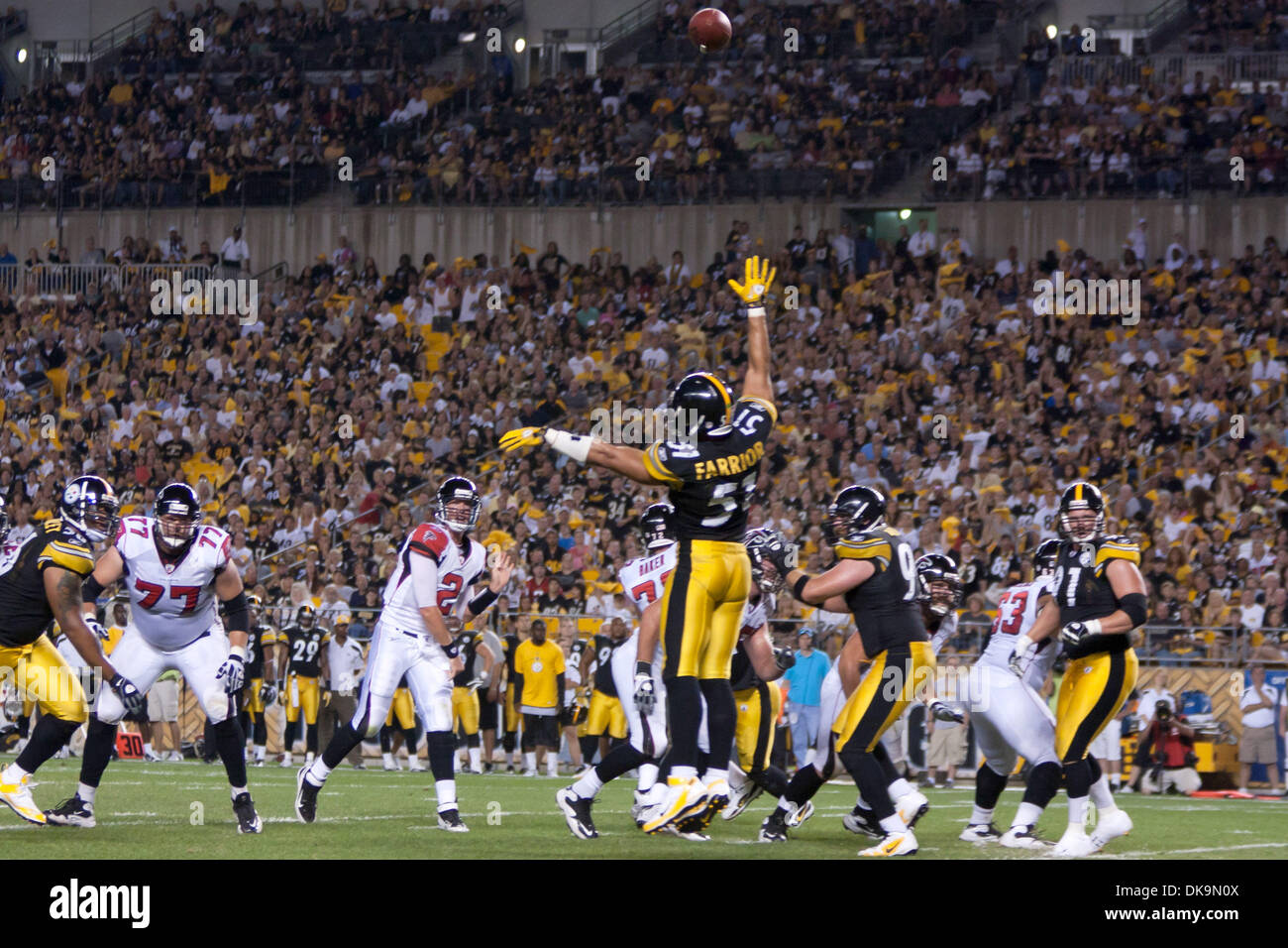 Agosto 27, 2011 - Pittsburgh, Pennsylvania, Stati Uniti - Atlanta a partire quarterback Matt Ryan (2) genera un pass durante il secondo trimestre contro Pittsburgh. La Pittsburgh Steelers sconfitto Atlanta Falcons 34-16 nella preseason game giocato a Heinz Field di Pittsburgh, in Pennsylvania. (Credito Immagine: © Frank Jansky/Southcreek globale/ZUMAPRESS.com) Foto Stock